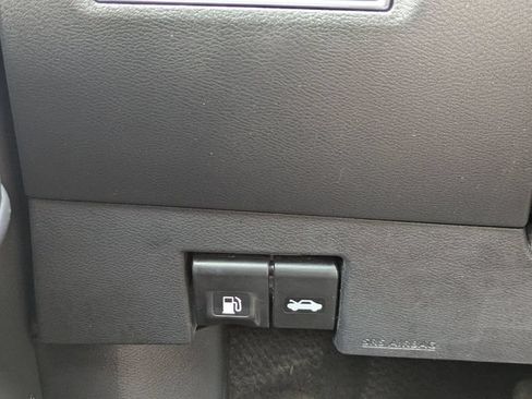 Used 2024 Nissan Versa SR FWD image 24