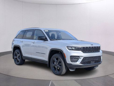 New 2025 Jeep Grand Cherokee Altitude RWD image 7