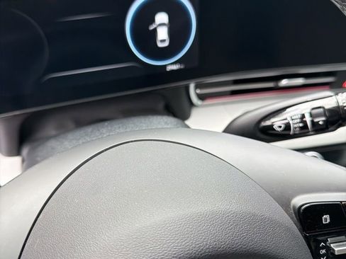 Certified 2023 Hyundai Elantra Limited w/ Preferred Accessory Package image 12