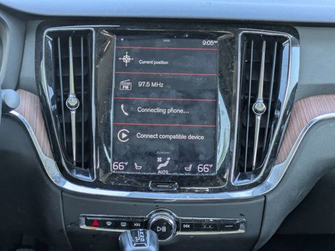 Used 2019 Volvo S60 T6 Momentum w/ Multimedia Package AWD/4WD image 17