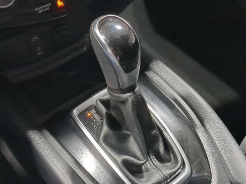 Used 2017 Nissan Rogue SV AWD/4WD image 33