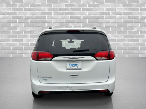 Used 2020 Chrysler Pacifica Touring-L image 4