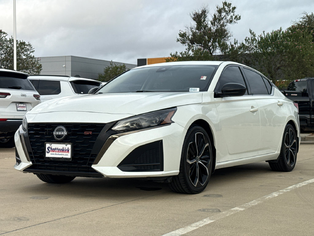 Used 2023 Nissan Altima 2.5 SR w/ SR Premium Package FWD image 3
