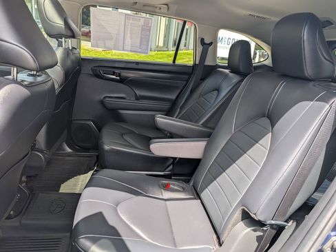 Used 2024 Toyota Highlander XLE AWD/4WD image 18