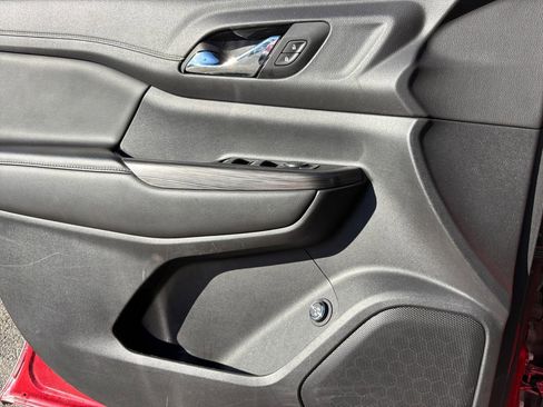 Used 2023 GMC Acadia SLT image 13