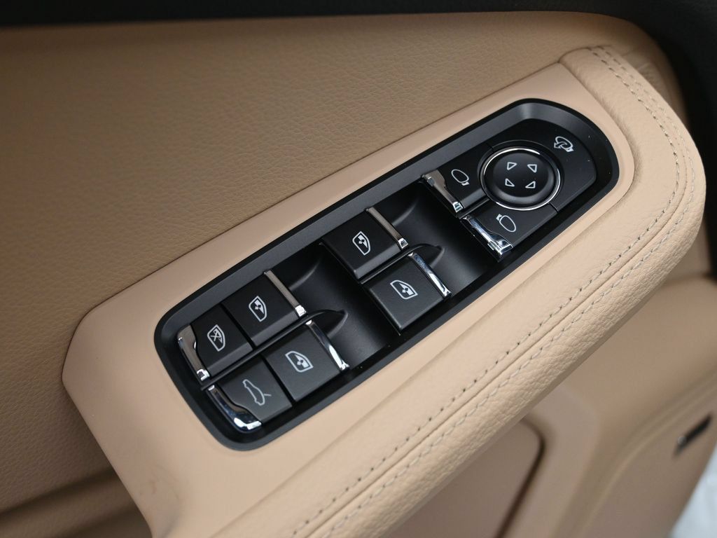 Certified 2026 Porsche Macan AWD/4WD image 19
