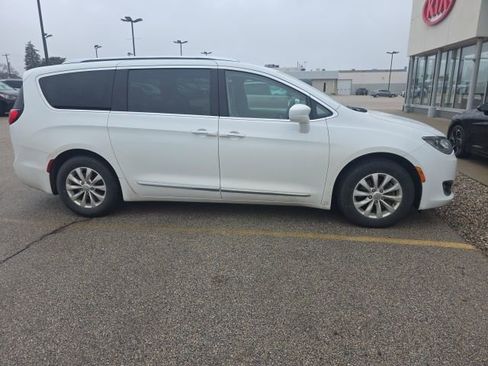 Used 2018 Chrysler Pacifica Touring-L image 3