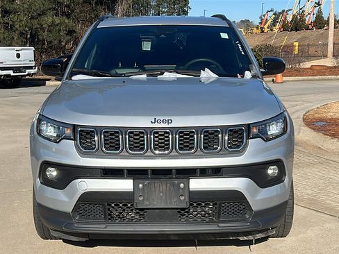 Used 2024 Jeep Compass Latitude image 3