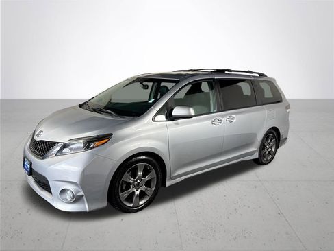 Used 2015 Toyota Sienna SE w/ SE Preferred Package FWD image 2