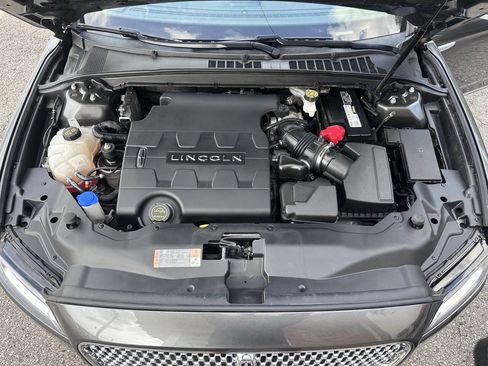 Used 2018 Lincoln Continental Select w/ Continental Climate Package FWD image 11