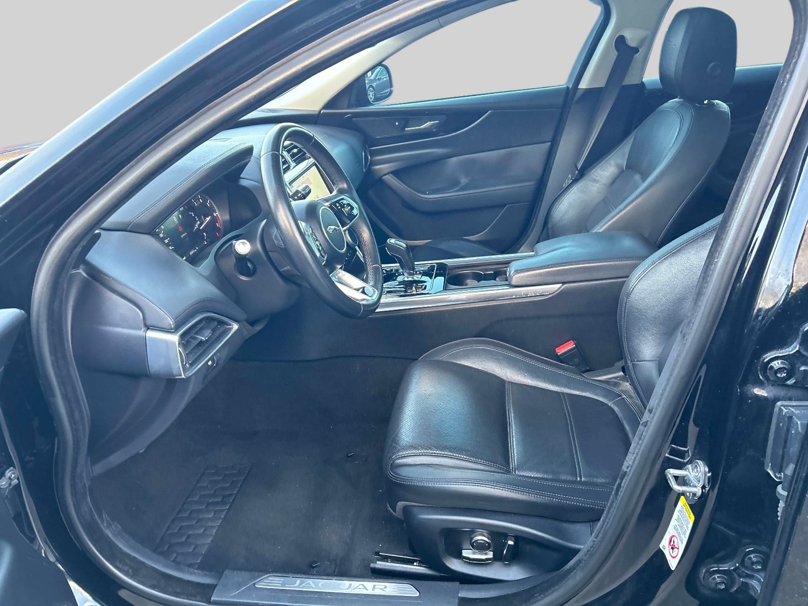 Used 2020 Jaguar XE S RWD image 11