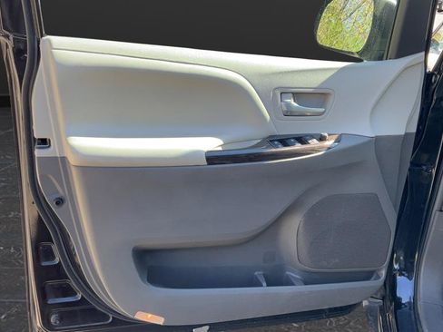 Used 2017 Toyota Sienna XLE w/ XLE Navigation Package AWD/4WD image 27