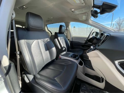 Used 2024 Chrysler Pacifica Touring-L image 28