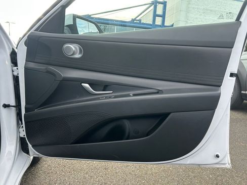 Certified 2025 Hyundai Elantra SE image 25