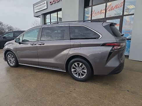 Used 2024 Toyota Sienna XLE image 6