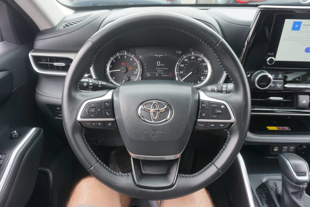 Certified 2025 Toyota Highlander XLE FWD image 3