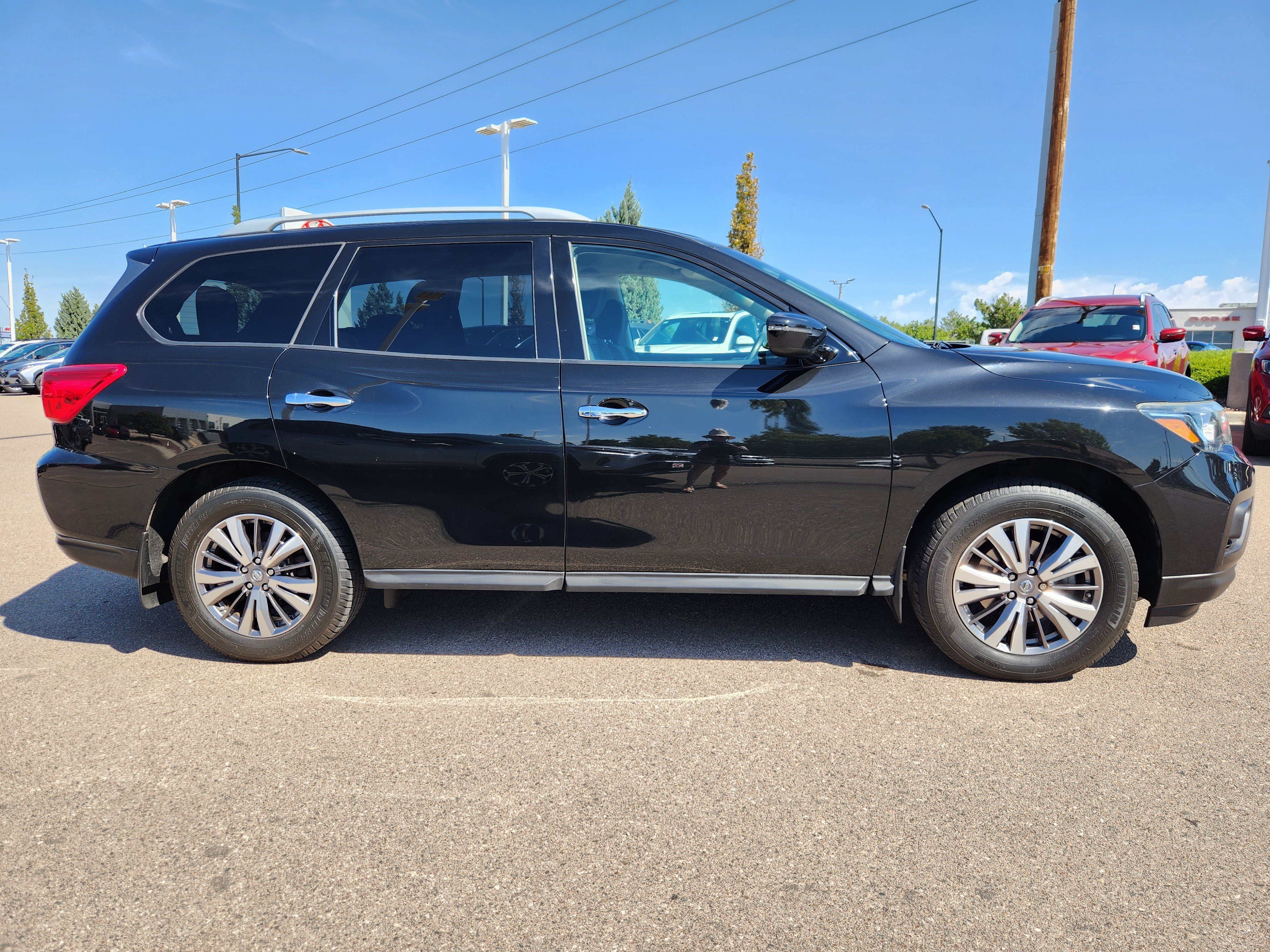 Used 2019 Nissan Pathfinder S AWD/4WD image 2