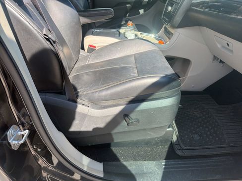 Used 2015 Chrysler Town & Country Limited Platinum FWD image 19