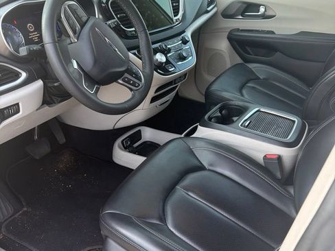 Used 2023 Chrysler Pacifica Touring-L FWD image 6