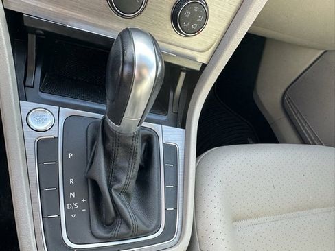 Used 2016 Volkswagen Golf SE image 31