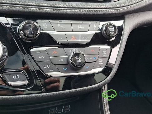 Used 2025 Chrysler Pacifica Limited FWD image 17