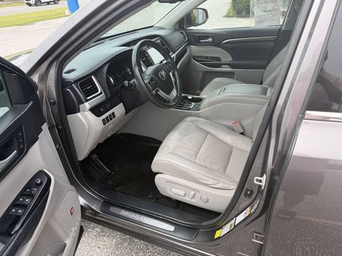 Used 2015 Toyota Highlander Limited AWD/4WD image 10