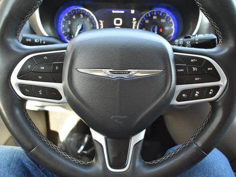 Used 2024 Chrysler Pacifica Touring-L FWD image 4
