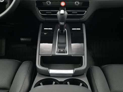 Used 2026 Porsche Macan AWD/4WD image 10