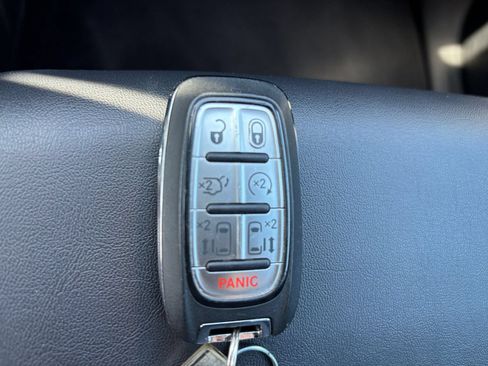 Used 2025 Chrysler Pacifica Select FWD image 26