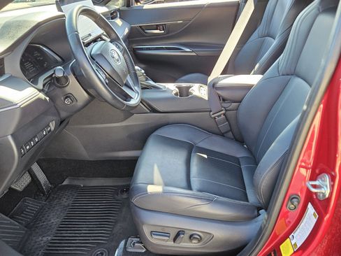 Used 2023 Toyota Venza Limited image 4