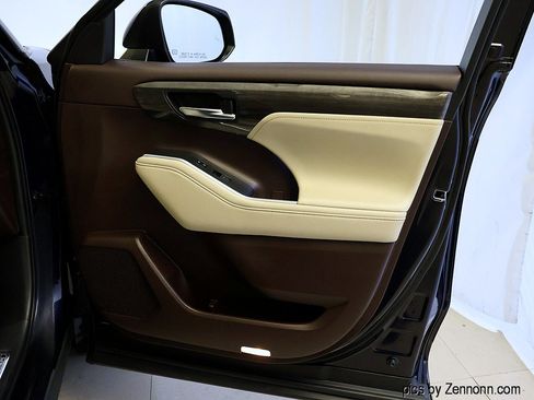 Used 2021 Toyota Highlander Platinum image 40