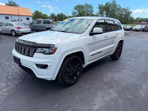 Used 2018 Jeep Grand Cherokee Altitude AWD/4WD image 3