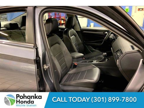 Used 2023 Volkswagen Jetta SE image 6