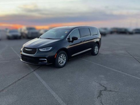 New 2026 Chrysler Pacifica Select image 4
