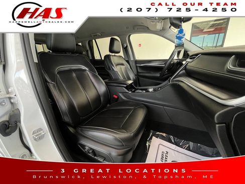Used 2023 Jeep Grand Cherokee Limited w/ Black Appearance Package AWD/4WD image 11
