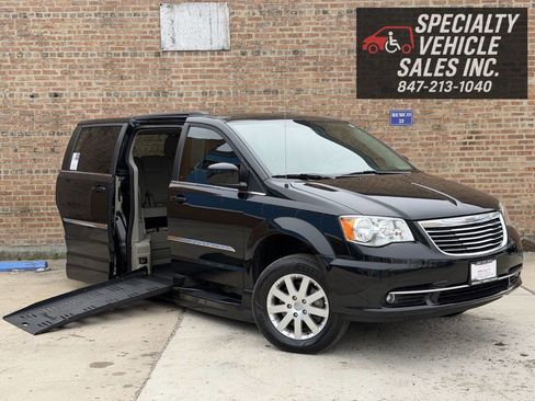Used 2016 Chrysler Town & Country Touring image 3