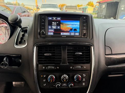 Used 2016 Dodge Grand Caravan SXT FWD image 15