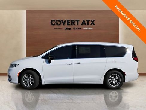 New 2026 Chrysler Pacifica Select image 2