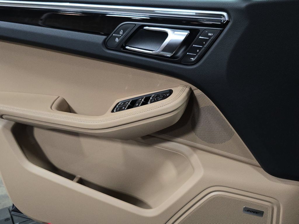 Certified 2025 Porsche Macan AWD/4WD image 22