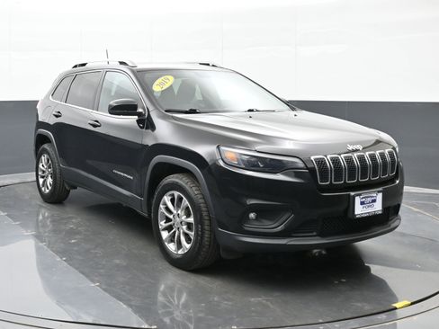 Used 2019 Jeep Cherokee Latitude Plus w/ Cold Weather Group AWD/4WD image 6