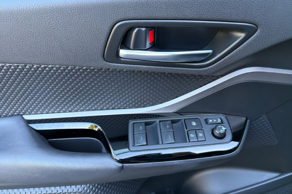 Used 2022 Toyota C-HR Nightshade FWD image 8