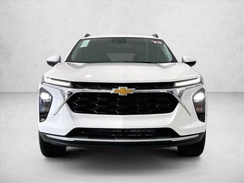 Used 2025 Chevrolet Trax LT w/ Driver Confidence Package FWD image 3