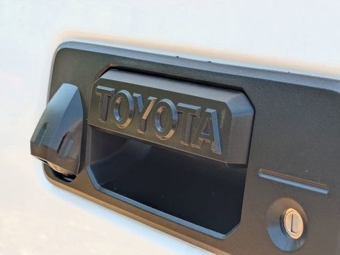 Used 2020 Toyota Tacoma TRD Sport w/ TRD Premium Sport Package AWD/4WD image 6