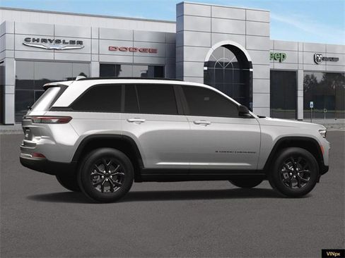 New 2025 Jeep Grand Cherokee Altitude image 15
