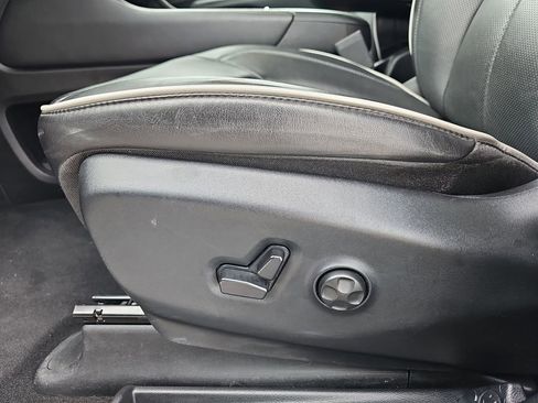 Used 2025 Chrysler Pacifica Limited image 35