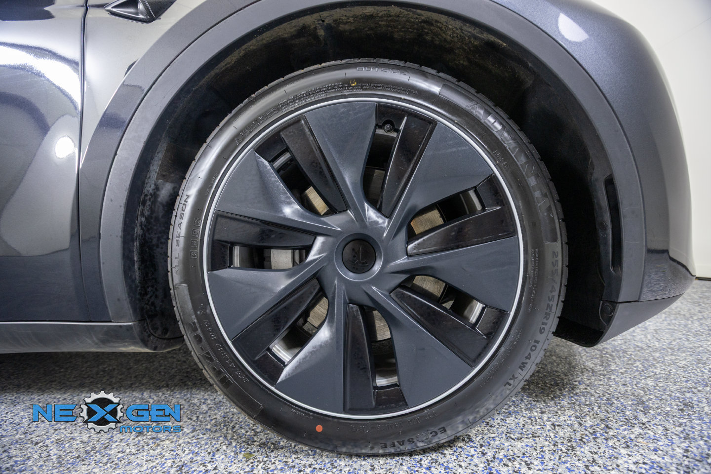 Used 2024 Tesla Model Y Long Range AWD/4WD image 44