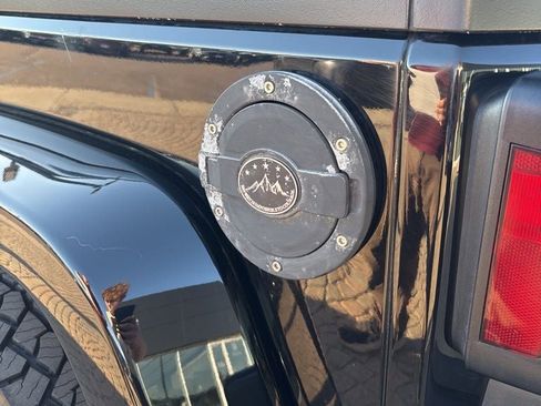 Used 2017 Jeep Wrangler Unlimited Sahara w/ Connectivity Group image 33