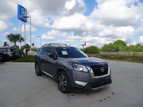 Used 2023 Nissan Pathfinder Platinum w/ Cargo Package image 3