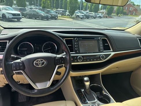 Used 2018 Toyota Highlander Limited Platinum FWD image 13