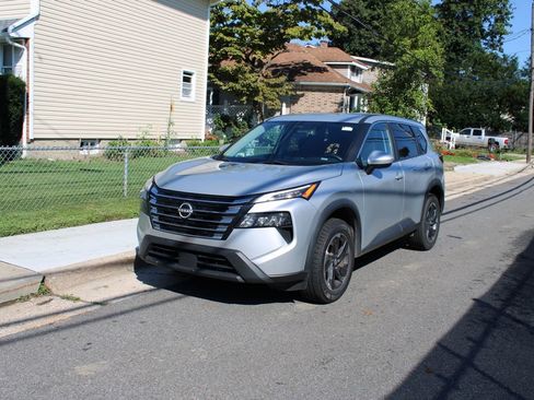 Used 2024 Nissan Rogue SV FWD image 2